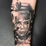 svart grå tatuering på en pojke