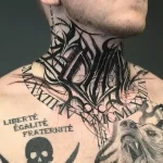 tatuering text på hals