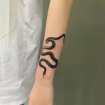 svart och grå tatuering på en orm