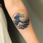 färgglad tatuering på en våg